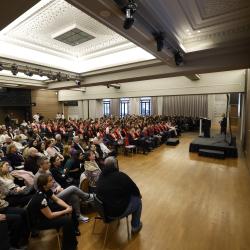 Remise des diplômés promo 2025 : salle avec les accompagnants